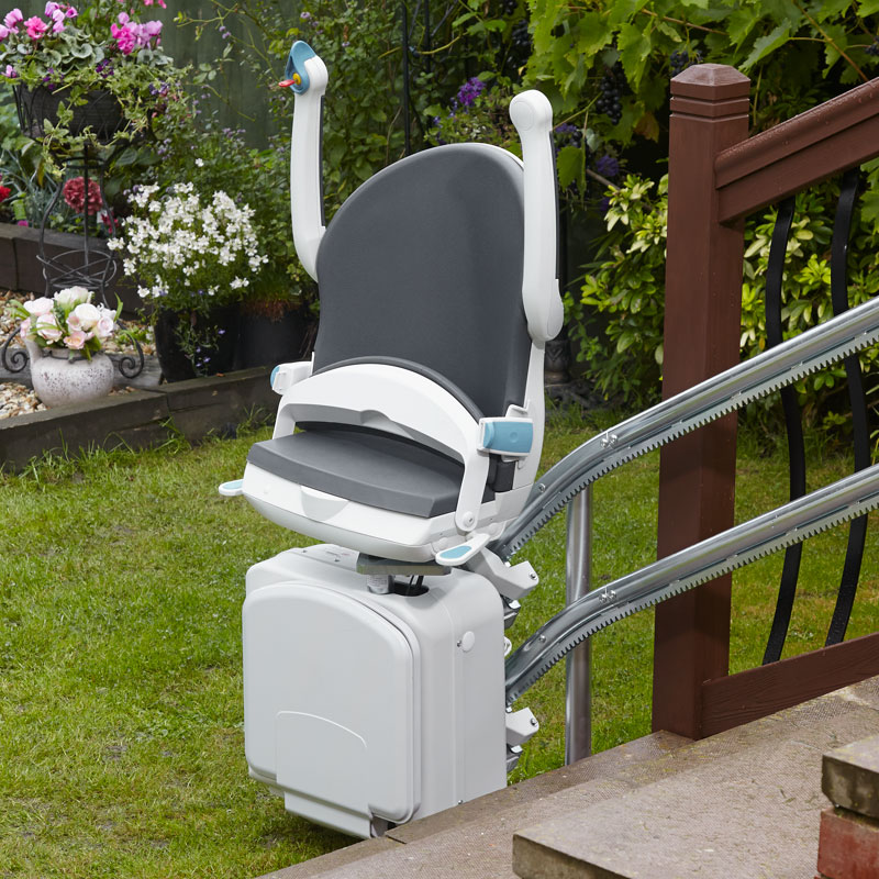 FITAL Treppenlift Aussenlift 2-Rohr kurvig - Modell ZA - Sitz hochgeklappt
